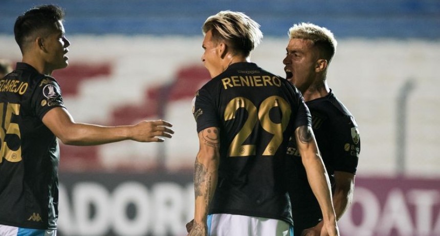 Racing Club derrotó Nacional en Uruguay por 2-1