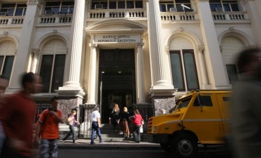 El BCRA decidió subir la tasa de referencia al 27,75% ante alza mayor a la esperada en combustibles