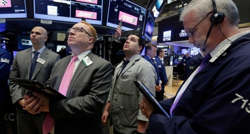 Wall Street cierra con ganancias y el S&P 500 alcanza un récord