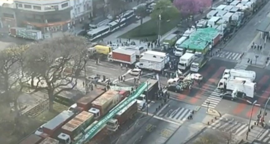 Hugo Moyano desde temprano hace su caravana al Obelisco