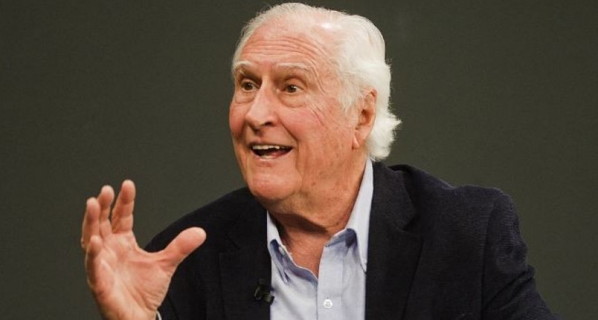 Pino Solanas permanece hospitalizado