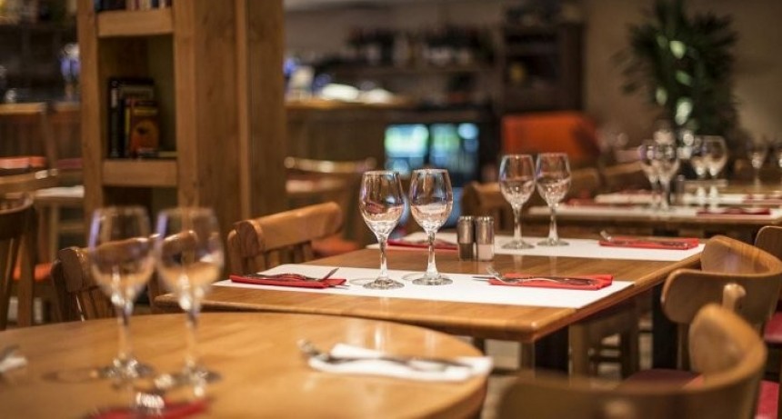 El consumidor por una cena paga al menos el 37,4% de impuesto