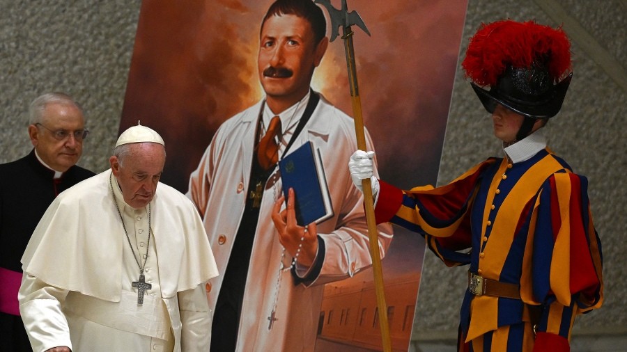 Francisco proclamó santo a Artémides Zattial