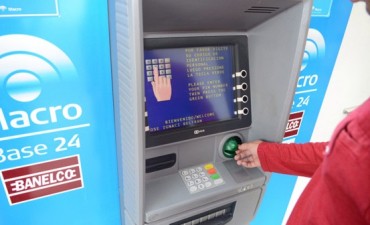 Comenzó el pago de sueldos a los empleados provinciales
