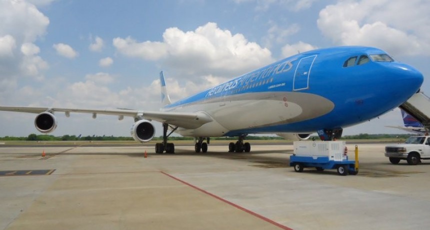 El gobierno podría eliminar privilegios a empleados de Aerolíneas
