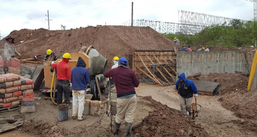 Construyen el nuevo puente en la ruta provincial 13