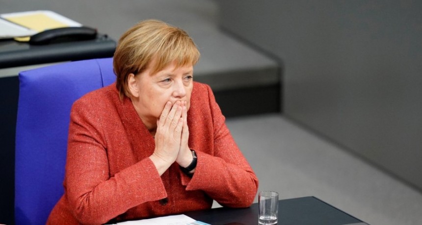Angela Merkel regresa a Alemania por una falla en su avión