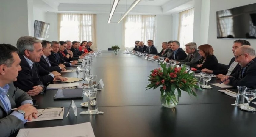 Macri retoma su actividad oficial con una reunión de gabinete ampliado