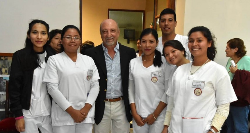 Entregan certificados médicos que finalizaron especialidades