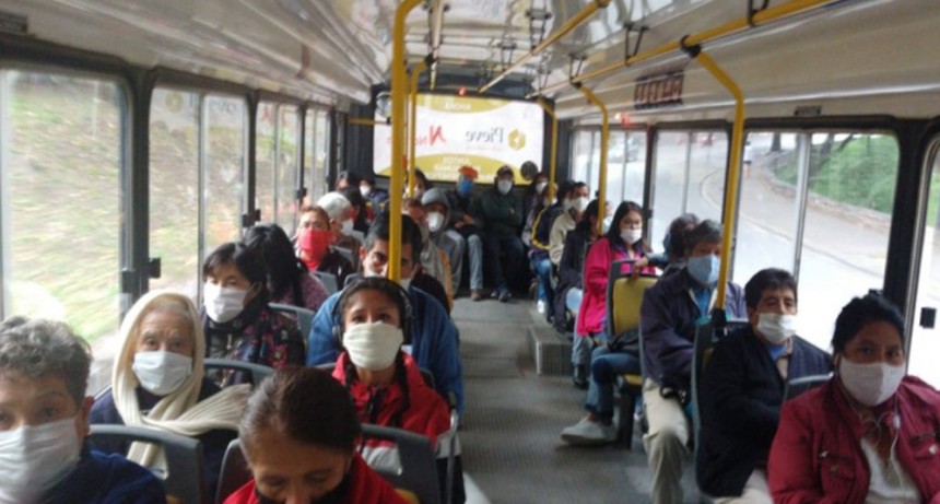 Los colectivos pueden trasladarse hasta 10 pasajeros de pie por coche