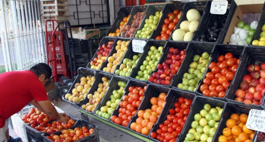 Con aumentos interanuales de hasta 187% venden la verdura y frutas 