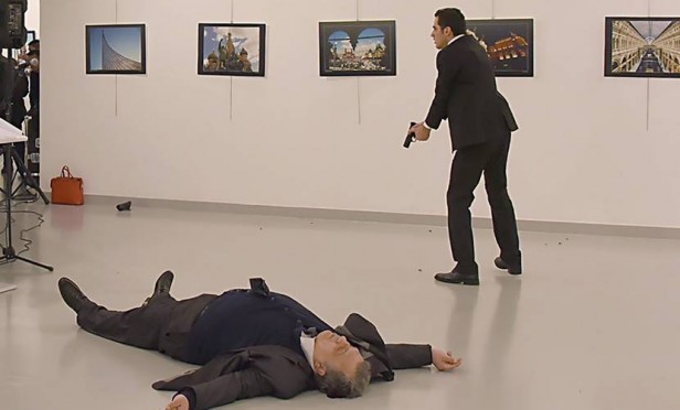 Matan  embajador ruso en Turquia