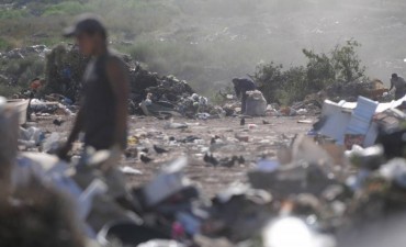 Hay menos pobres pero más indigentes en relación a 2015 en el país