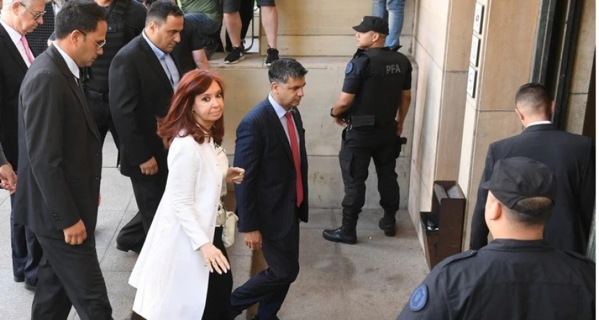 Cristina Fernandez llegó a Comodoro Py y volvió a pedir que se televise su declaración
