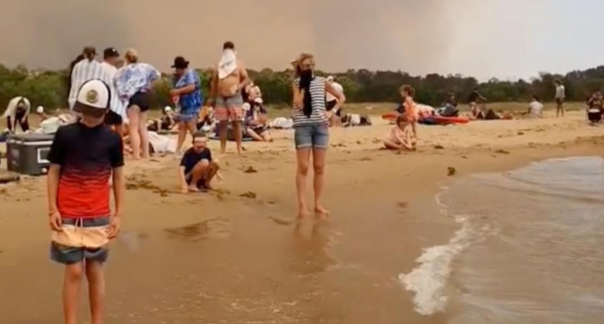 Australia empieza 2020 con incendios:miles de atrapados en las playas 