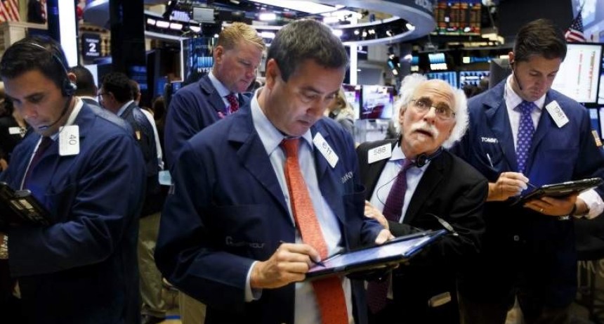 Wall Street cerró en rojo tras récords del lunes